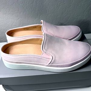 Vionic Women’s slip ons, blush pink Never worn. Size 7.5
